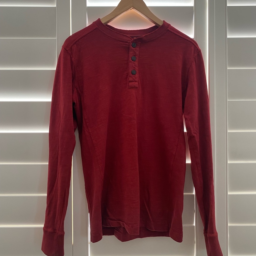 Mens Xs button long sleeve tee